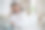 筋疲力尽的年轻黑发女孩坐在桌子旁，拿着笔记本电脑、日记、纸和一杯水，靠在她的手看向另一边，感到她的工作焦虑。疲惫的学生对着模糊的内心。图片下载