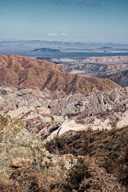 在南加州崎岖的荒野中徒步旅行图片下载