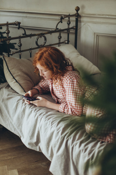 红头发女孩在家的大气照片图片下载