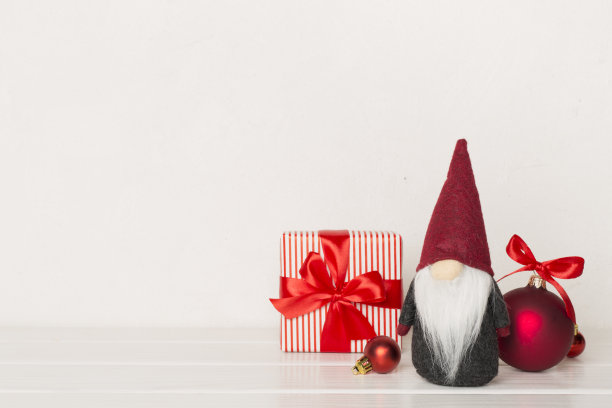 圣诞球玩具在灯桌上图片下载