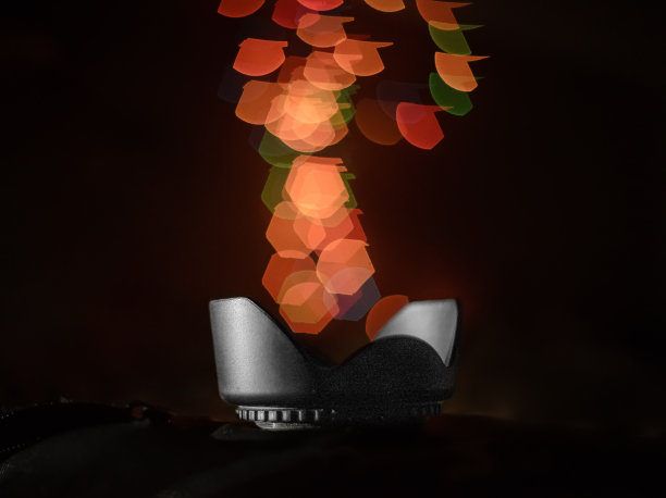 模糊的夜晚照片与明亮的灯光的房子图片下载