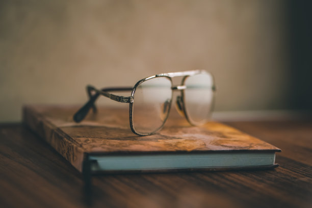 书上的眼镜图片下载