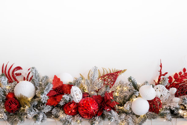 圣诞组成。花环由红白相间的球和白色背景上的杉树树枝做成。圣诞节，冬天，新年的概念。平铺，俯视图，复制空间图片下载