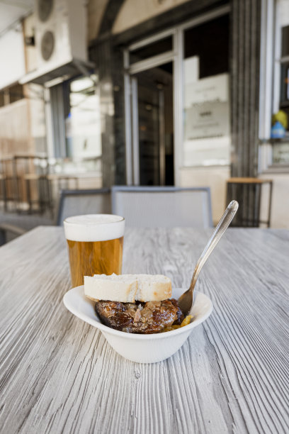 一杯新鲜啤酒的特写照片和一份猪脸的开胃酒。图片下载