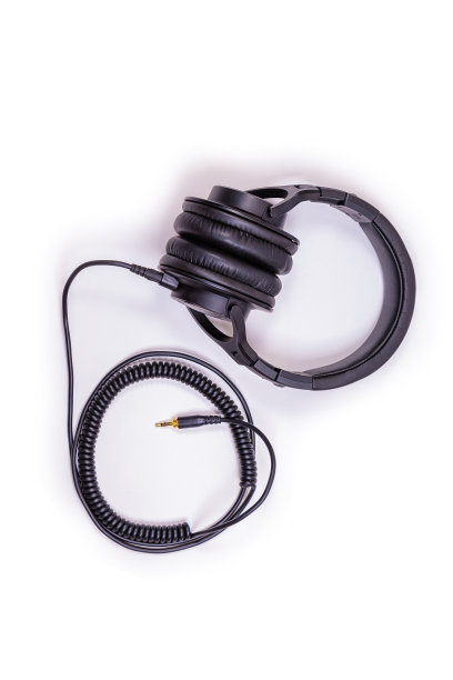 带电缆的立体声耳机。音乐家的专业乐器。图片下载