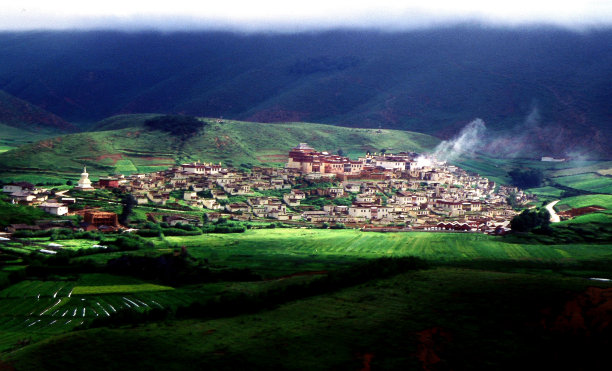 松赞林寺和炊烟图片下载