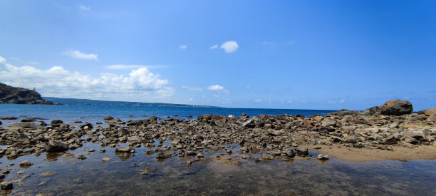 蓝色的大海和多石的风景图片下载