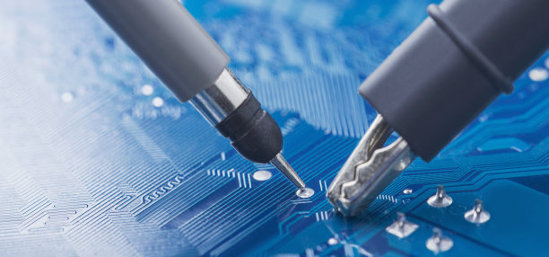 利用PCB上的示波器测量电子信号。电子维修和数字技术。图片下载