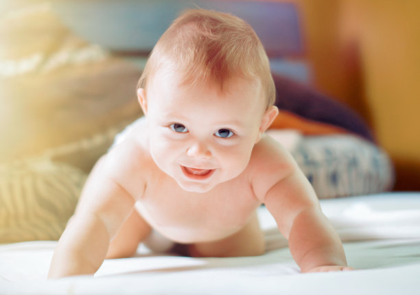 快乐的男婴图片下载