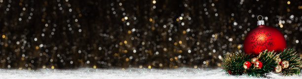 圣诞横幅装饰视图红色的晚上球与红色的雪花闪闪发光，在圣诞花环与红浆果的正确地点的深色背景与银和金的颜色bokeh。图片下载