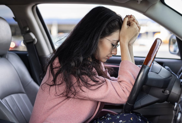 抑郁的年轻办公室女士图片下载
