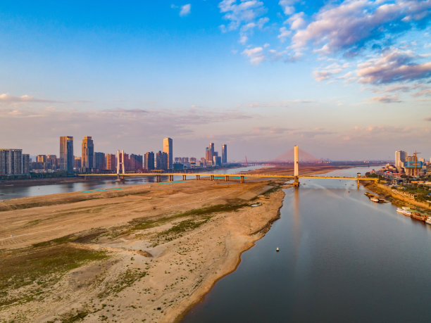 中国上海日落时的城市河流航拍照片图片下载