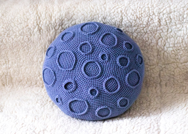 灰色蓝色设计圆形枕头与创意质感表面白色沙发图片下载