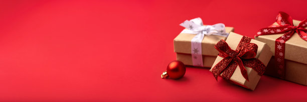 圣诞礼盒上有红球。图片下载