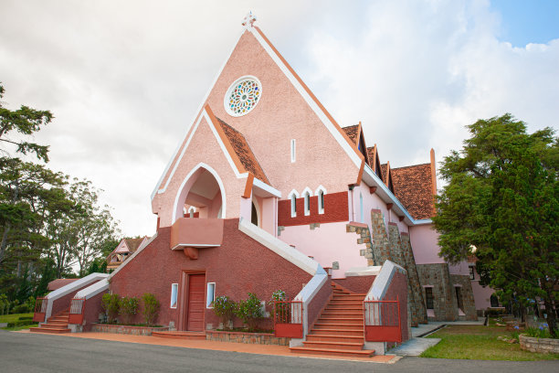 Mai Anh Domaine De Marie教堂教区，蓝天背景，阳光明媚的日子，位于越南林东省大叻图片下载