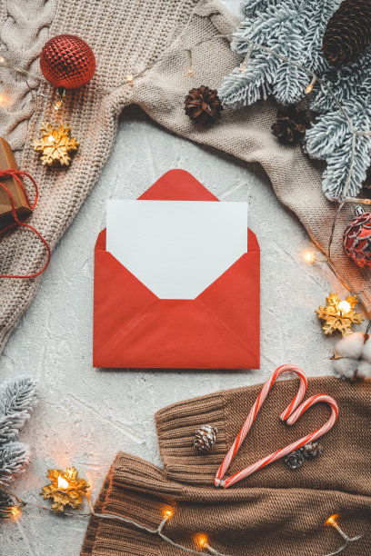 红红的新年信封顶着一封信，空隙里放着你的文字图片下载