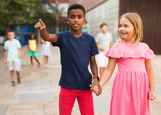 男孩和女孩手牵手走在一起图片下载