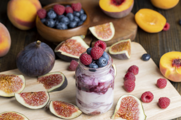 新鲜美味的酸奶由牛奶和蓝莓口味图片下载