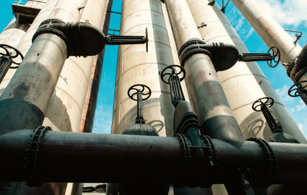 老旧生锈的工业烟囱建筑的低角度视图图片下载