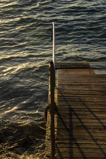 古老的木制码头和海景的形象。适合背景的图像图片下载
