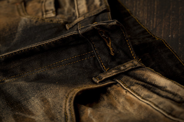 近距离观看一条棕色修身牛仔裤图片下载