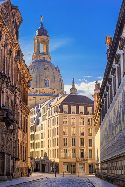 城市景观-街景与Furstenzug(王子游行)壁画以德累斯顿圣母教堂为背景图片下载