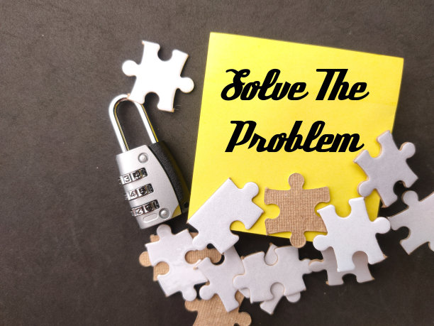 顶视图挂锁，白色拼图和便签与字解决问题。图片下载