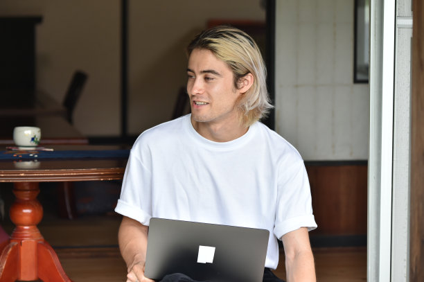 日本/英国人在日本酒店的桌子上工作，日本-库存图片图片下载