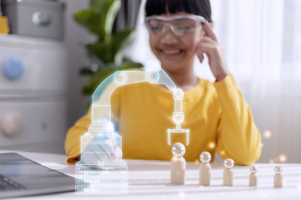 亚洲小女孩在房子里建造机器人手臂项目。机器人编程技术和STEM教育理念。图片下载