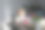一个小孩正在玩一个兔子形状的圣诞树玩具。图片下载