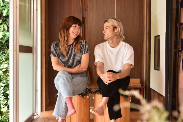 日本/英国人在日本酒店的桌子上工作，日本-库存图片图片下载