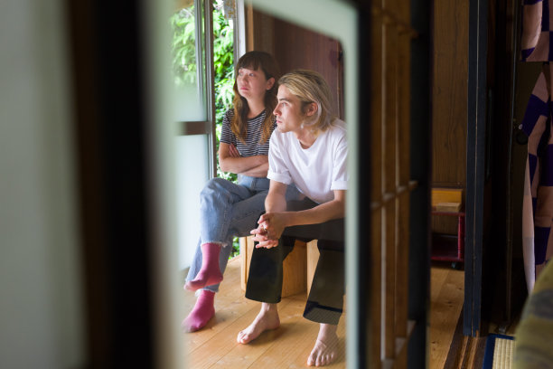 日本/英国人在日本酒店的桌子上工作，日本-库存图片图片下载