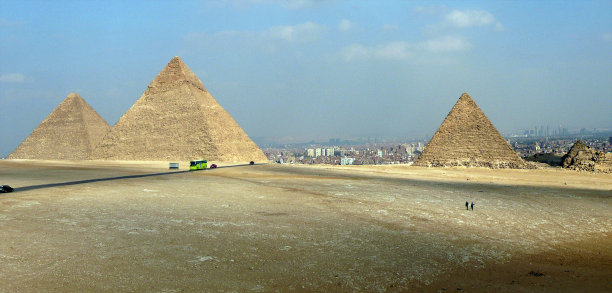 埃及吉萨金字塔，背景为开罗图片下载