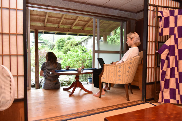 日本/英国人在日本酒店的桌子上工作，日本-库存图片图片下载