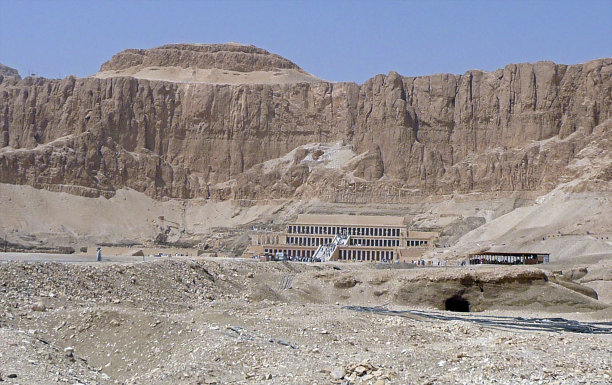 埃及卢克索哈特谢普苏特神庙山岩全景图片下载