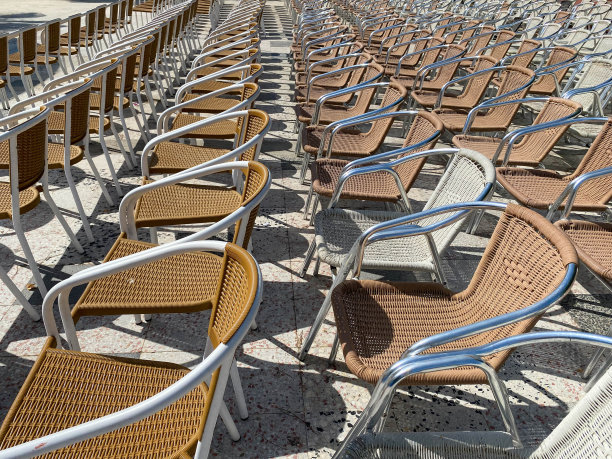 在街道上的露天剧场舞台前有许多户外轻便椅，用于大型活动和音乐会图片下载