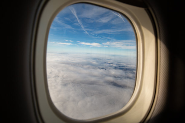 透过飞机窗户拍摄的美丽云层照片图片下载