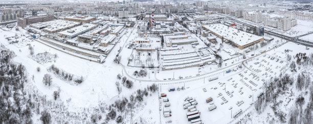 城市工业区，冬天被积雪覆盖。空中城市全景从飞行无人机。图片下载