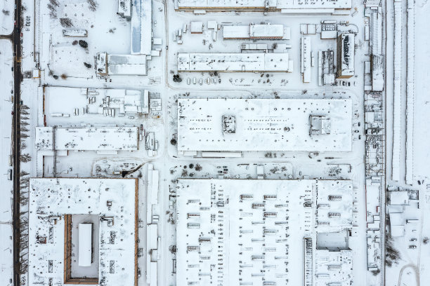 冬季工业园区的鸟瞰图，包括工厂、厂房和仓库图片下载