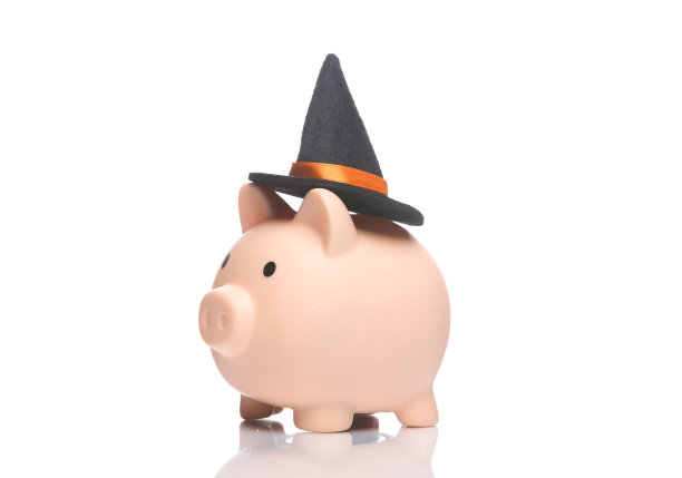 万圣节的概念。存钱罐与女巫帽隔离在白色背景与反射图片下载
