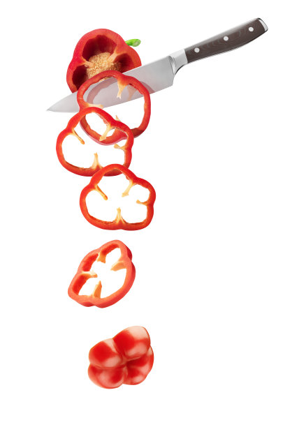 像断头台一样的刀把红辣椒切成片，孤立地放在白色的背景上图片下载