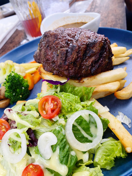 木桌上的牛排和蔬菜图片下载