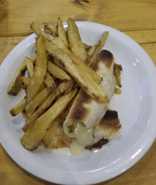 炸薯条和墨西哥卷饼图片下载