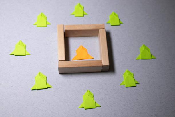 概念纸汽车的黄色，绿色和红色的彩色背景特写。图片下载