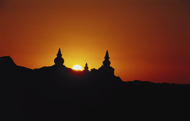 暮色中的古塔图片下载