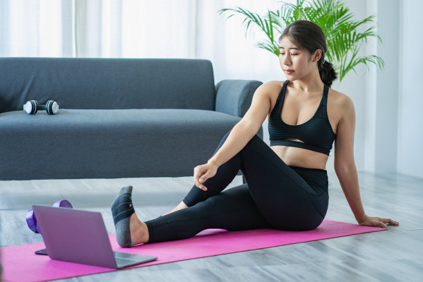 练习瑜伽、冥想的美丽女子，在家室内，穿着运动服，拍全身照片，练习冥想。健康的生活方式图片下载
