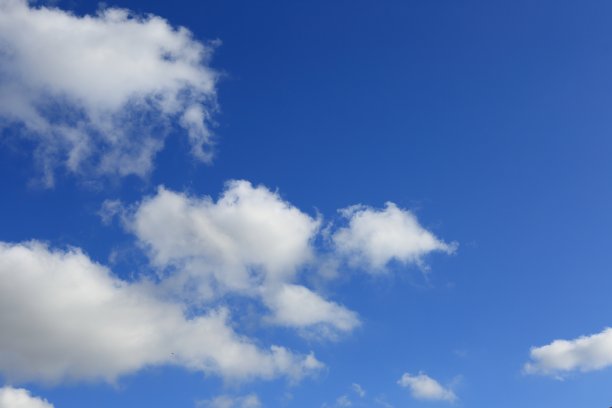 蓝天云层的低角度视图图片下载