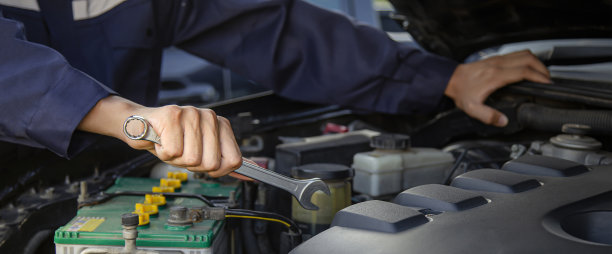 汽车机械师从事汽车发动机，汽车维修概念。图片下载