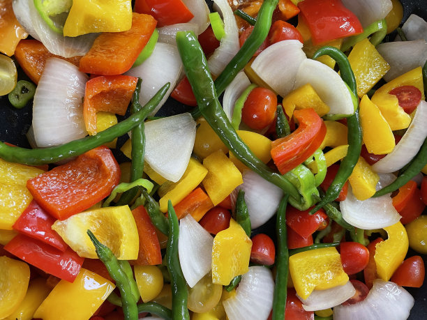 全框图片翻炒食材，成堆的什锦蔬菜丁，红黄甜椒，青豆，洋葱，青辣椒，圣女果，健康的饮食理念，提升视野图片下载