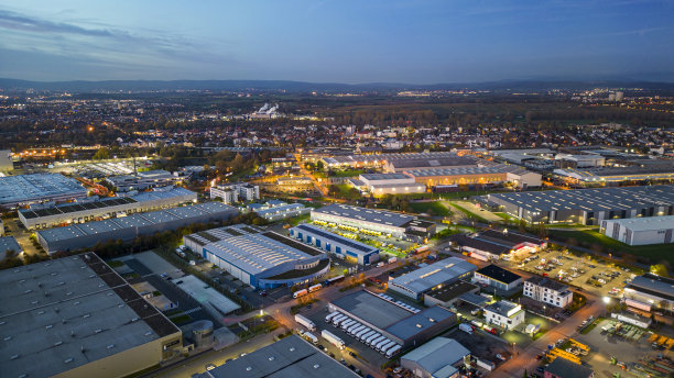 黄昏的工业区——鸟瞰图图片下载